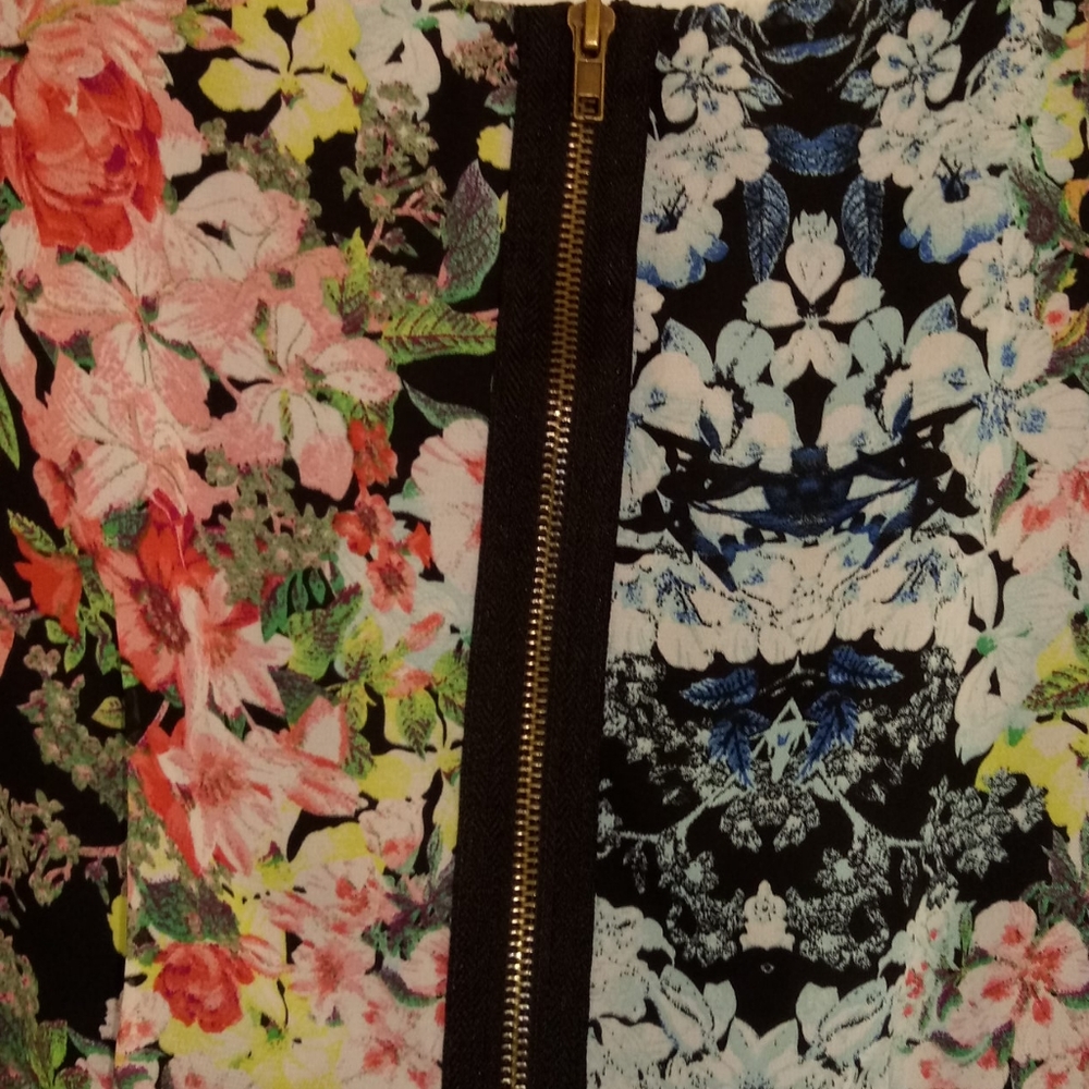 SPEECHLESS FLORAL DRESS FREE WHEN BUNDLED WITH PURCHASE OF $25 OR MORE - Picture 4 of 7